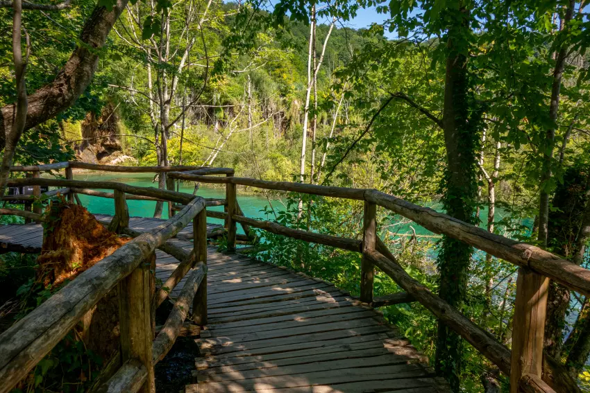 Plitvická jezera jsou chorvatskou oázou plnou zeleně