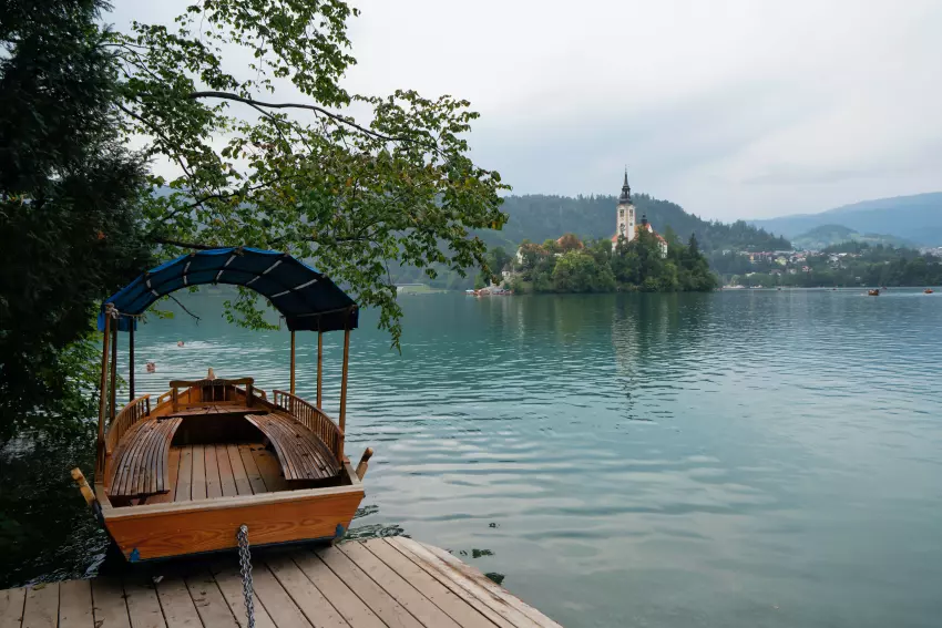 Bledské jezero potěší milovníky rozkvetlé slovinské přírody